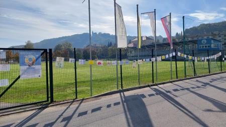 Razstava likovnih del otrok iz vrtca in šole na temo trajnostne mobilnosti. 